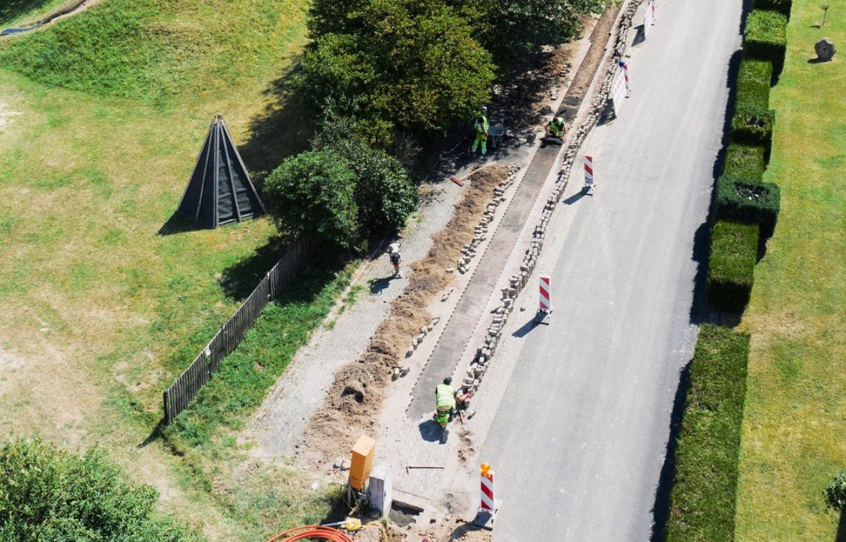Luftaufnahme einer Glasfaser-Baustelle